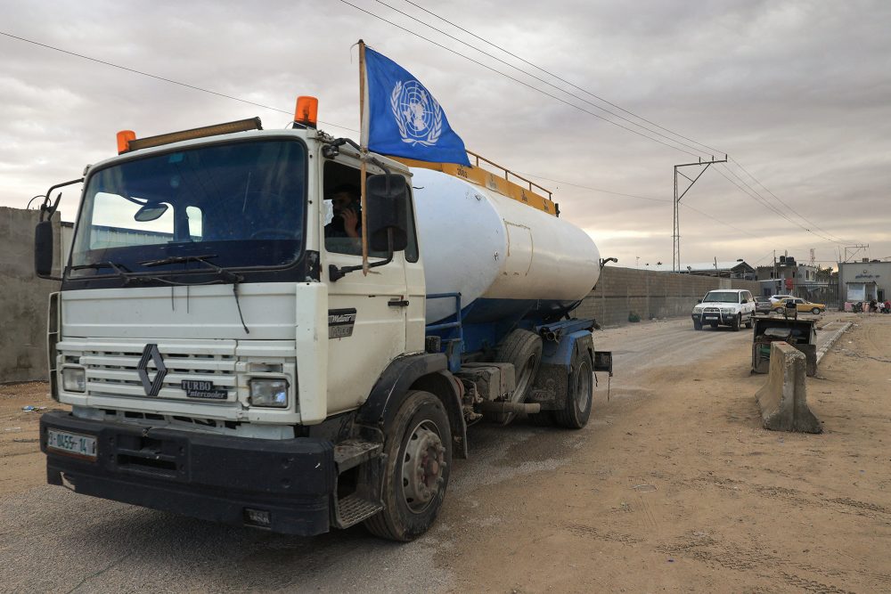 Ein Tanklaster mit Treibstoff überquert die Grenze zum Gazastreifen (Bild vom 15. November 2023)