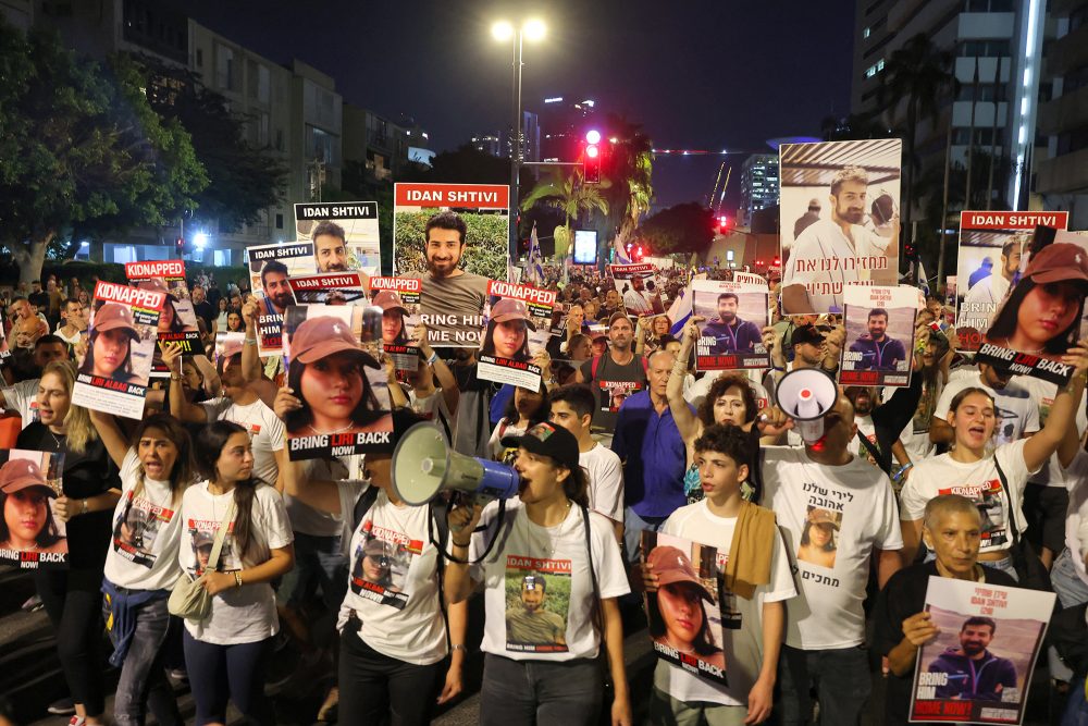 Demonstranten in der israelischen Hauptstadt Tel Aviv fordern die Freilassung der Geiseln (Bild: Ahmad Gharabli/AFP)