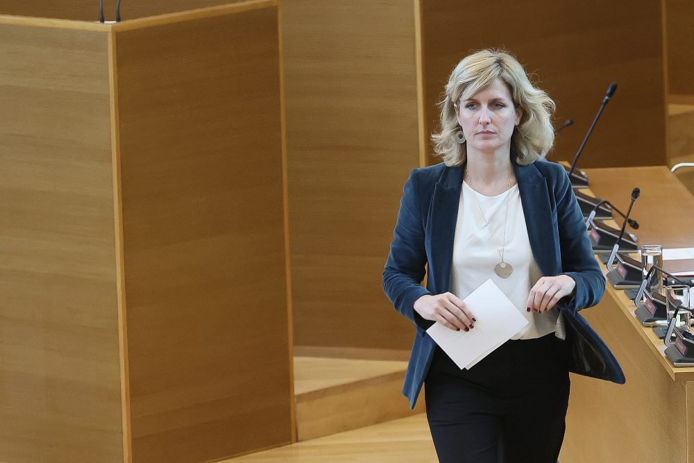 Die wallonische Umweltministerin Céline Tellier im Parlament in Namur am Donnerstag (Bild: Bruno Fahy/Belga)