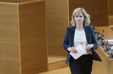 Die wallonische Umweltministerin Céline Tellier im Parlament in Namur am Donnerstag (Bild: Bruno Fahy/Belga)