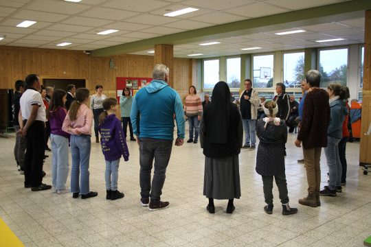Vorbereitungen auf die Passionsspiele: Theaterworkshop unter der Leitung des Regisseurs Jörg Lentzen in der BS in St. Vith (Bild: Michaela Brück/BRF)