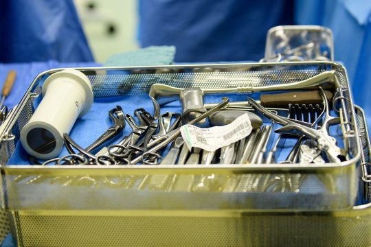 Operationsbesteck im Krankenhaus