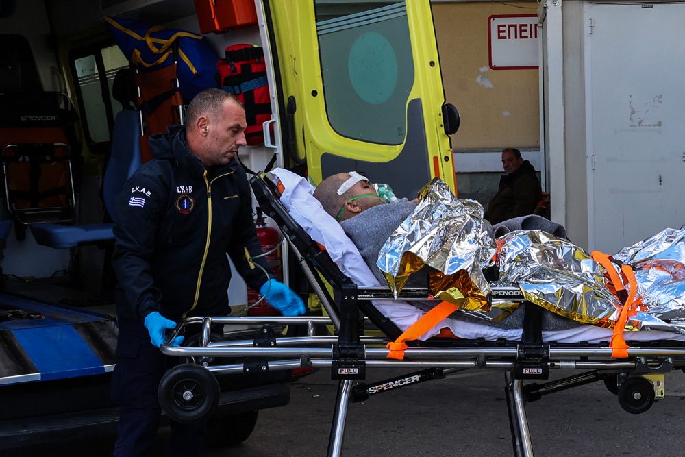Ein Besatzungsmitglied konnte gerettet und im Krankenhaus behandelt werden (Bild: Manolis Lagoutaris/AFP)