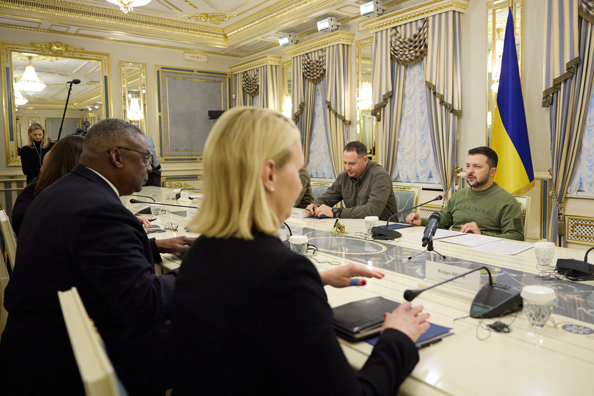 Der ukrainische Präsident Wolodymyr Selenskyj bei seinem Treffen mit US-Verteidigungsminister Lloyd Austin in Kiew (Bild: Handout/Ukrainian Presidential Press Service/AFP)