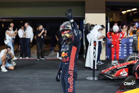 Nach Erfahren der Pole Position zum GP von Abu Dhabi: Max Verstappen grüßt Fans (Bild: Ali Haider/Pool/AFP)
