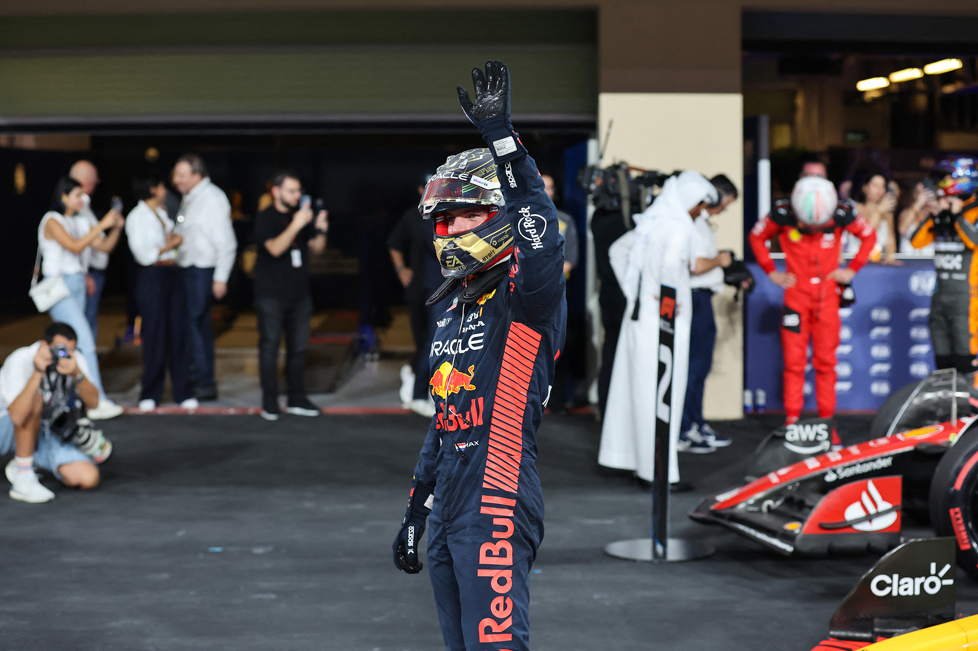 Nach Erfahren der Pole Position zum GP von Abu Dhabi: Max Verstappen grüßt Fans (Bild: Ali Haider/Pool/AFP)