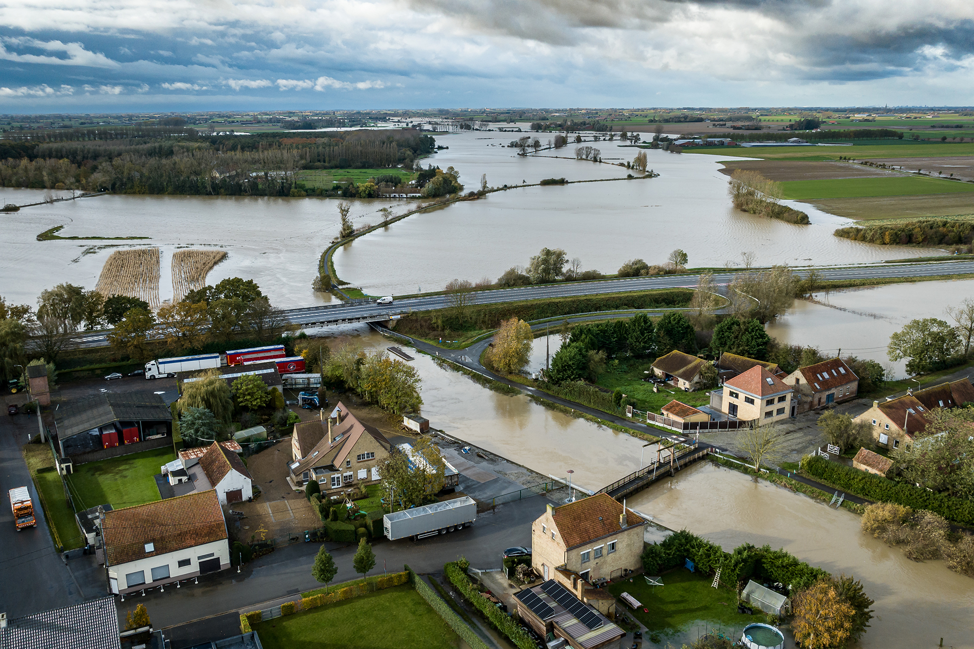 Diese Drohnenaufnahme zeigt die Überschwemmungen in Vleteren nach tagelangen starken Regenfällen in der Provinz Westflandern (Bild: Kurt Desplenter/Belga)