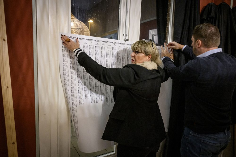 Letzte Vorbereitungen in einem Wahllokal in Winterswijk (Bild: Emiel Muijderman/ANP/AFP)