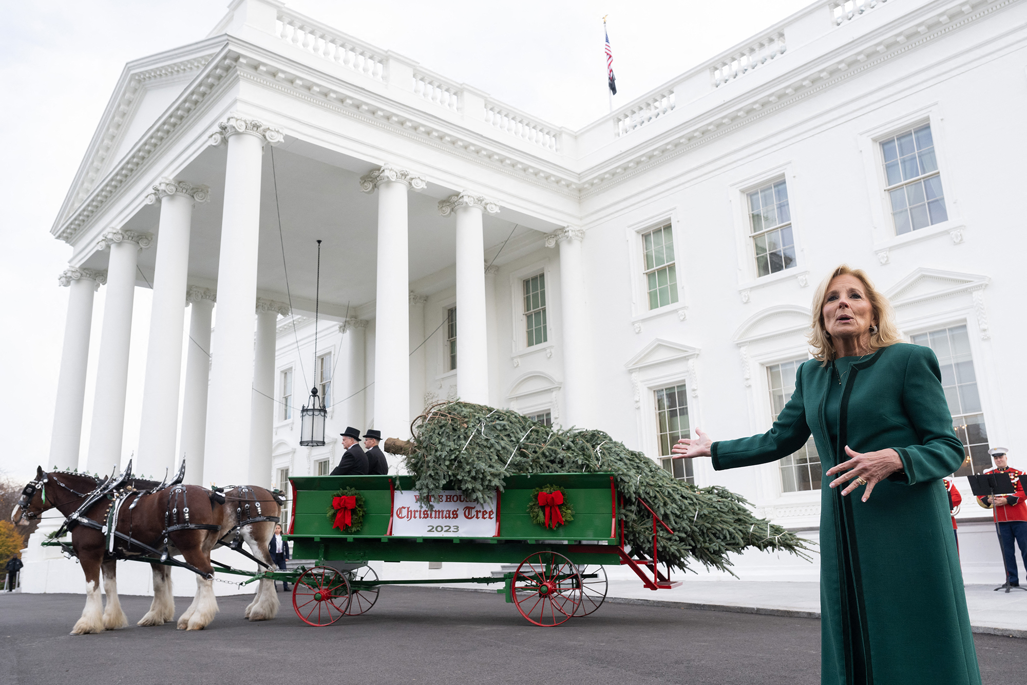 First Lady Jill Biden nimmt den offiziellen Weihnachtsbaum 2023 des Weißen Hauses entgegen (Bild: Saul Loeb/AFP)