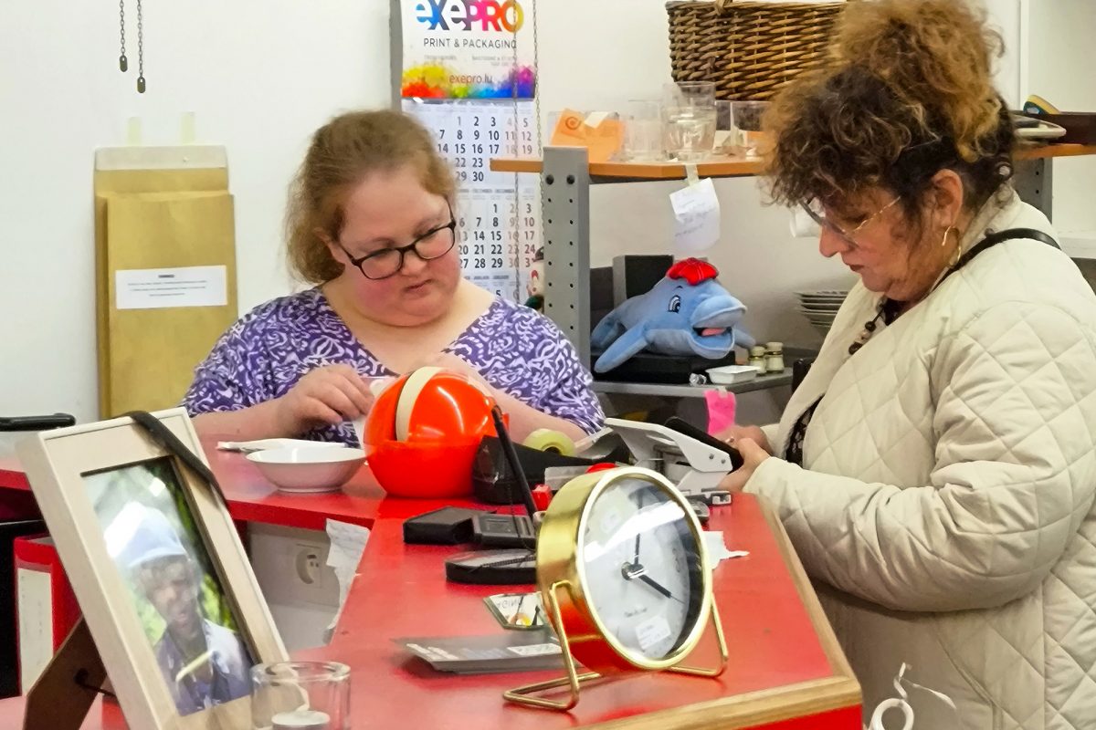 Theresa bei der Arbeit im Second-Hand-Shop von Dabei (Bild: Christophe Ramjoie/BRF)