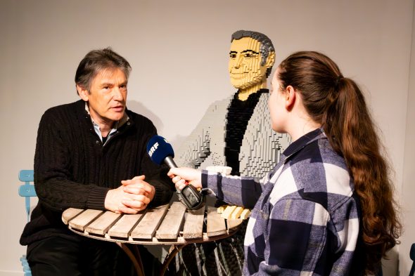 Lego-Künstler Dirk Denoyelle im Gespräch mit BRF-Reporterin Lindsay Ahn (Bild: Julien Claessen/BRF)
