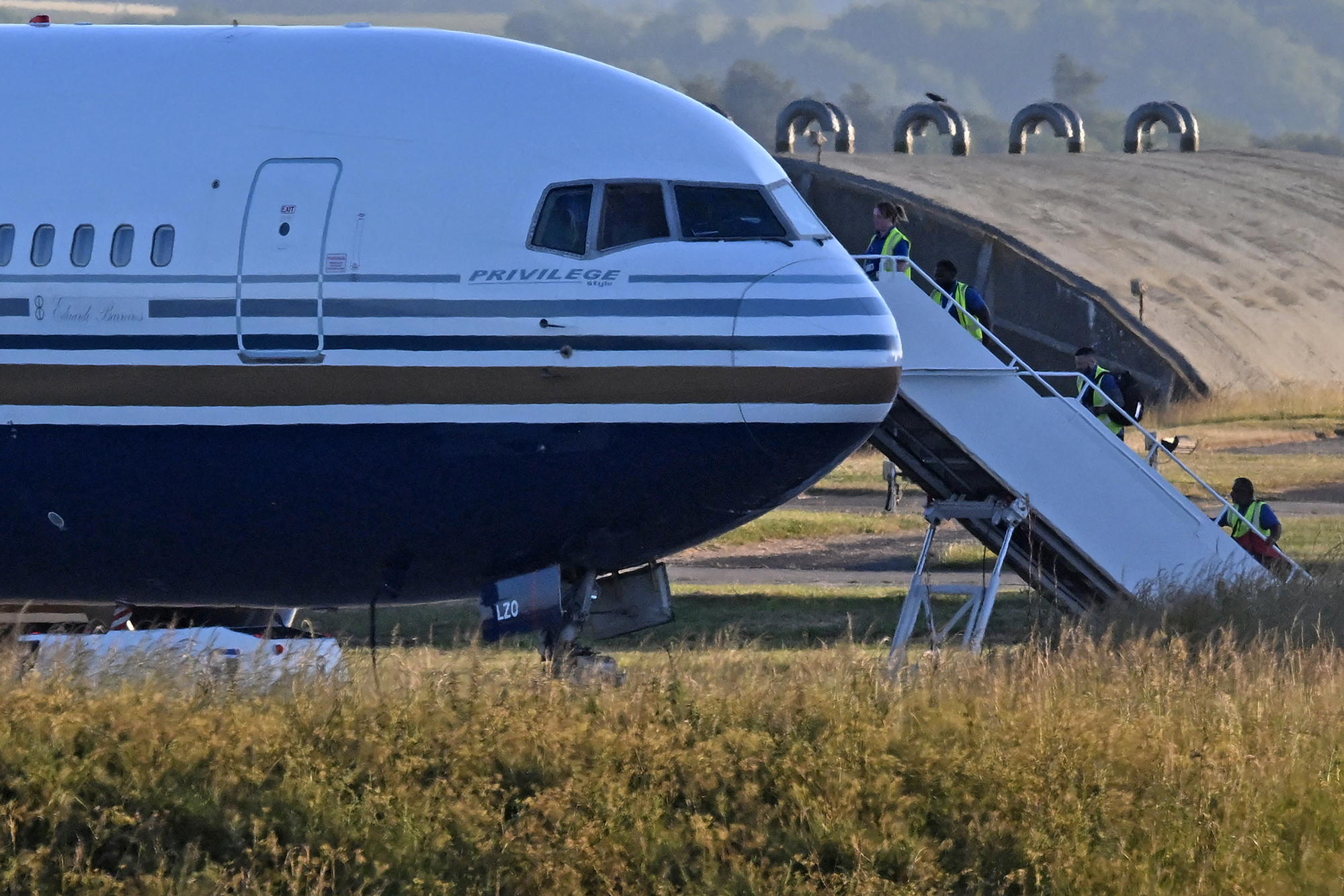 Eine für Abschiebungen vorgesehene Boeing 767 auf der Startbahn der Militärbasis in Amesbury, Salisbury (Bild: Justin Tallis/AFP)