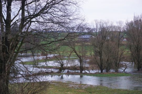 Ausuferungen der Amel an der Talstraße in Deidenberg am Mittwoch - hier ist schon deutlich weniger Wasser zu sehen als vor zwei Tagen (Bild: Stephan Pesch/BRF)