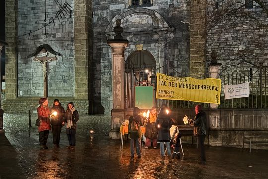 Mit der Mahnwache wurde am Samstag auf die Verabschiedung der Menschenrechte vor 75 Jahren erinnert (Bild: Amnesty Eupen)