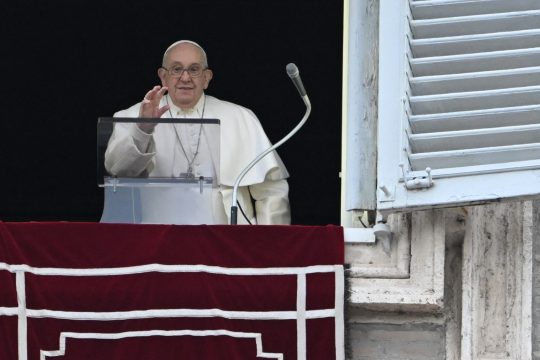 Papst Franziskus beim Angelus-Gebet an Heiligabend (Bild: Tiziana Fabi/AFP)