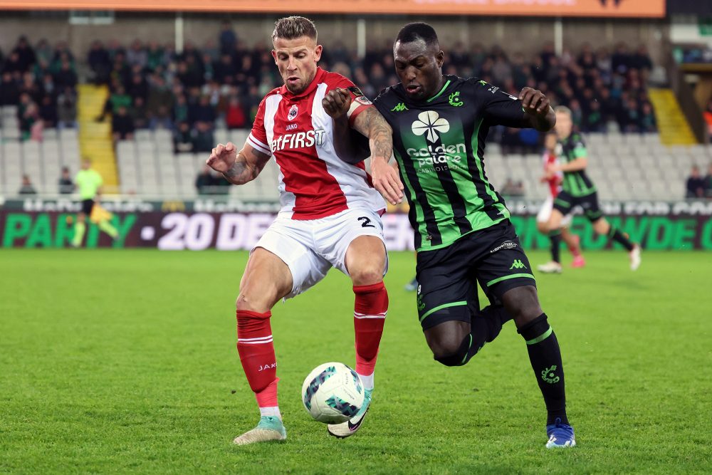 Antwerpens Toby Alderweireld und Cercle's Kevin Denkey kämpfen um den Ball (Bild: Virginie Lefour/Belga)