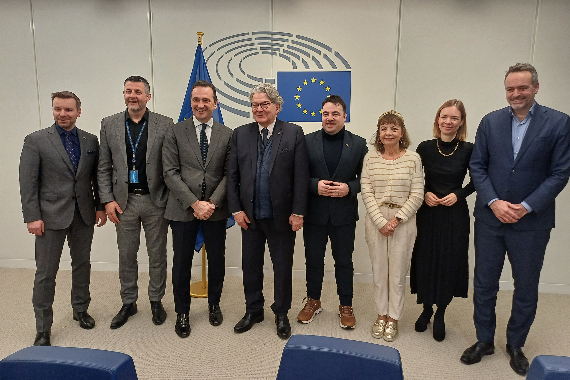 Pascal Arimont (2vl) mit den Verhandlungspartnern und EU-Kommissar Thierry Breton (4vl) – Bild: Büro Arimont