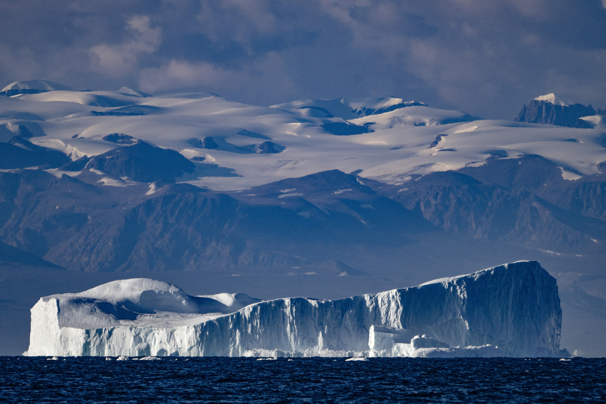 Eisberg im Scoresby Sound Fjord in Ostgrönland (Bild: Olivier Morin/AFP)