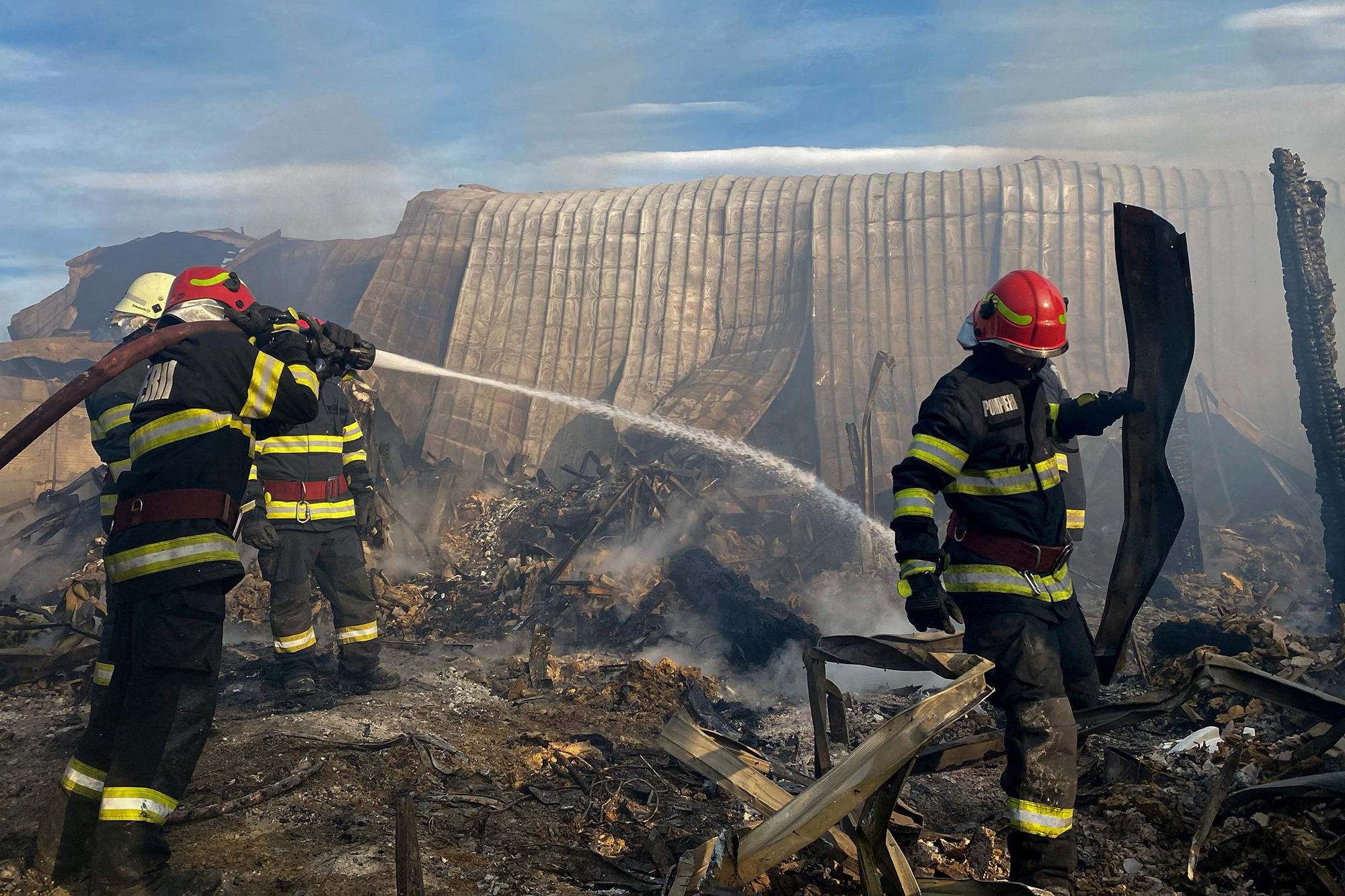 Feuerwehrleute bei den Löscharbeiten an der Pension "Ferma Dacilor" in Tohani (Bild: ISU PRAHOVA/AFP)