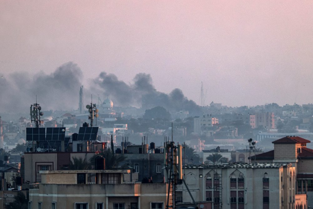 Rauch über Chan Junis auch am Samstag (Bild: AFP)