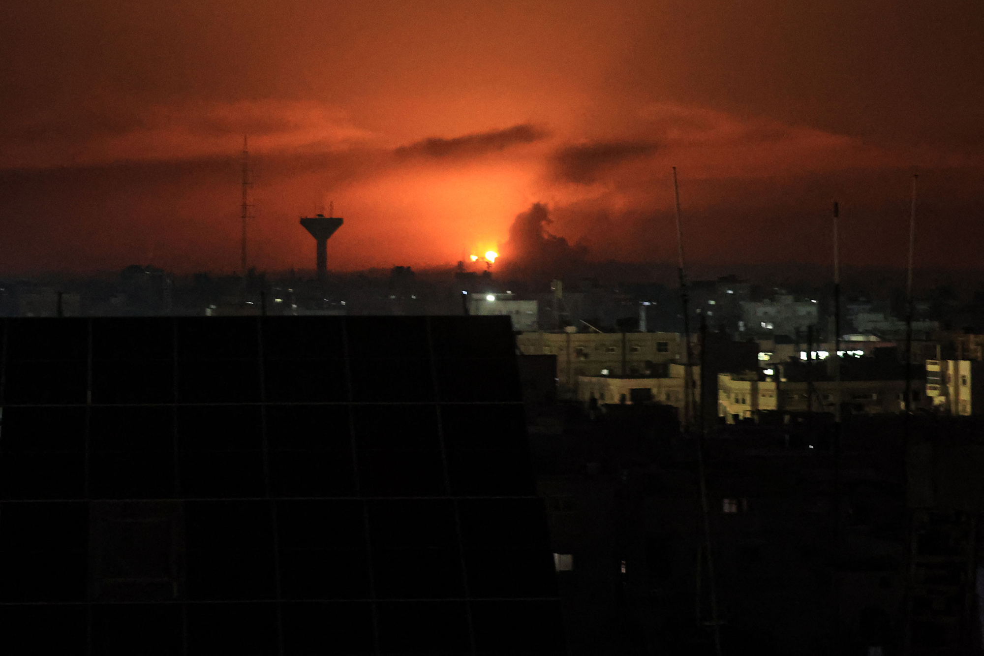 Feuer nach israelischen Angriffen in Chan Junis im südlichen Gazastreifen (Bild: Said Khatib/AFP)