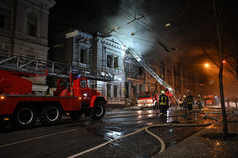 Feuerwehr-Einsatz am Sonntagmorgen in Charkiw nach einem russischen Drohnenangriff (Bild: Sergey Bobok/AFP)