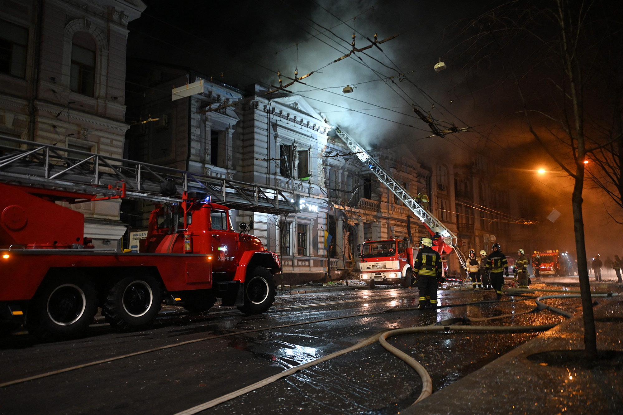 Feuerwehr-Einsatz am Sonntagmorgen in Charkiw nach einem russischen Drohnenangriff (Bild: Sergey Bobok/AFP)