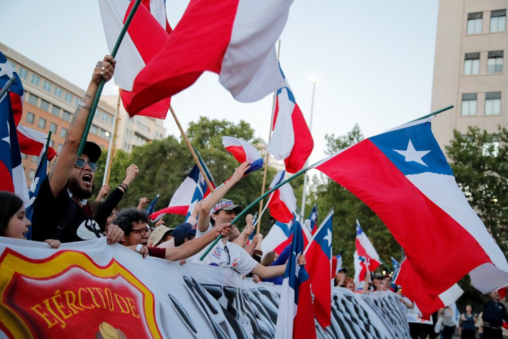 Gegner der Verfassungsreform feiern in Santiago das Ergebnis des Referendums (Bild: Javier Torres/AFP)