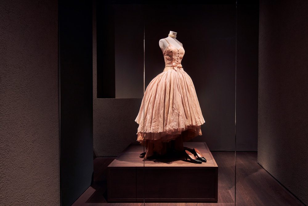 Das "Rosa-Flamigo"-Abendkleid von Christian Dior im Modemuseum Antwerpen