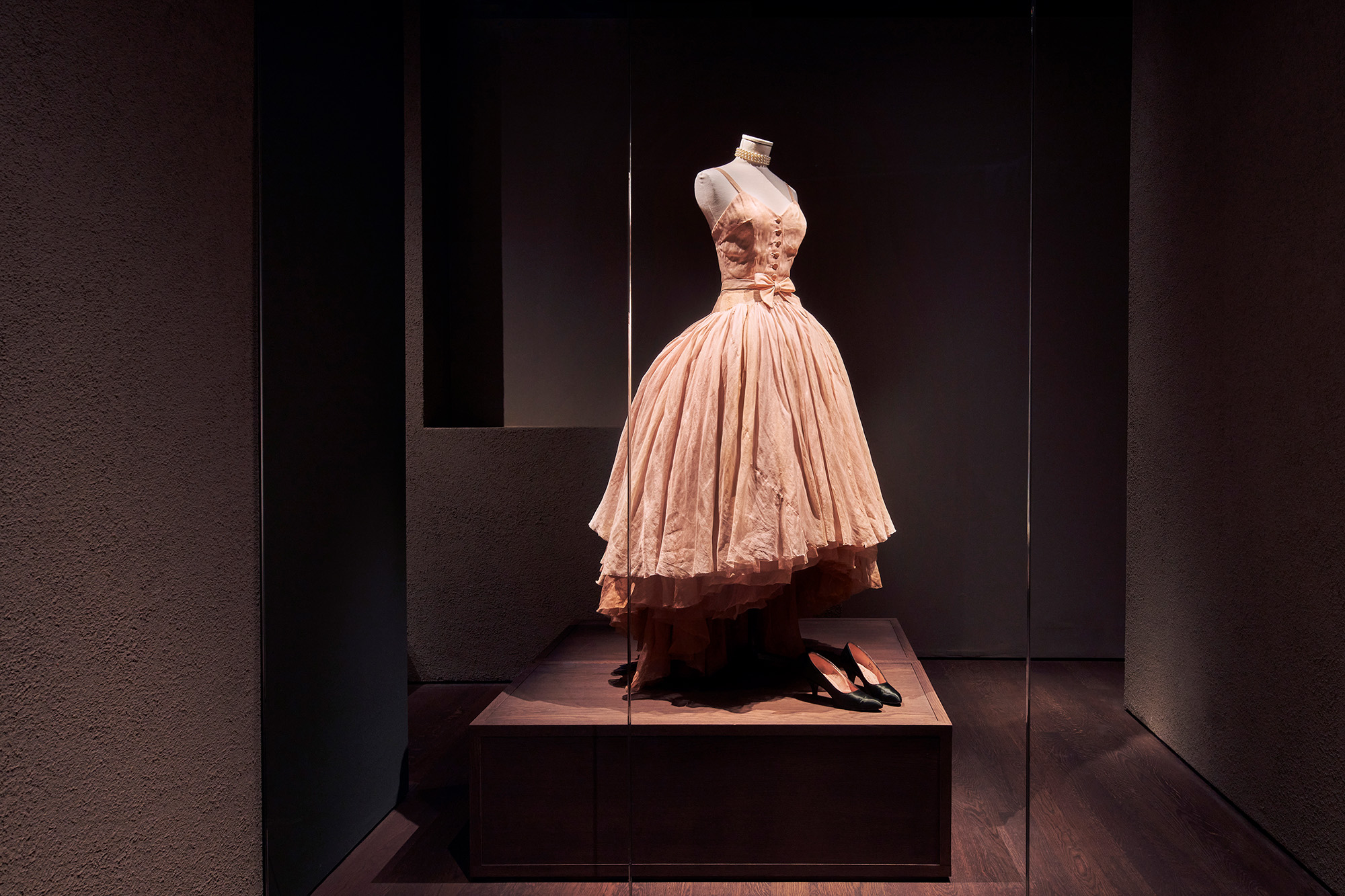 Das "Rosa-Flamigo"-Abendkleid von Christian Dior im Modemuseum Antwerpen