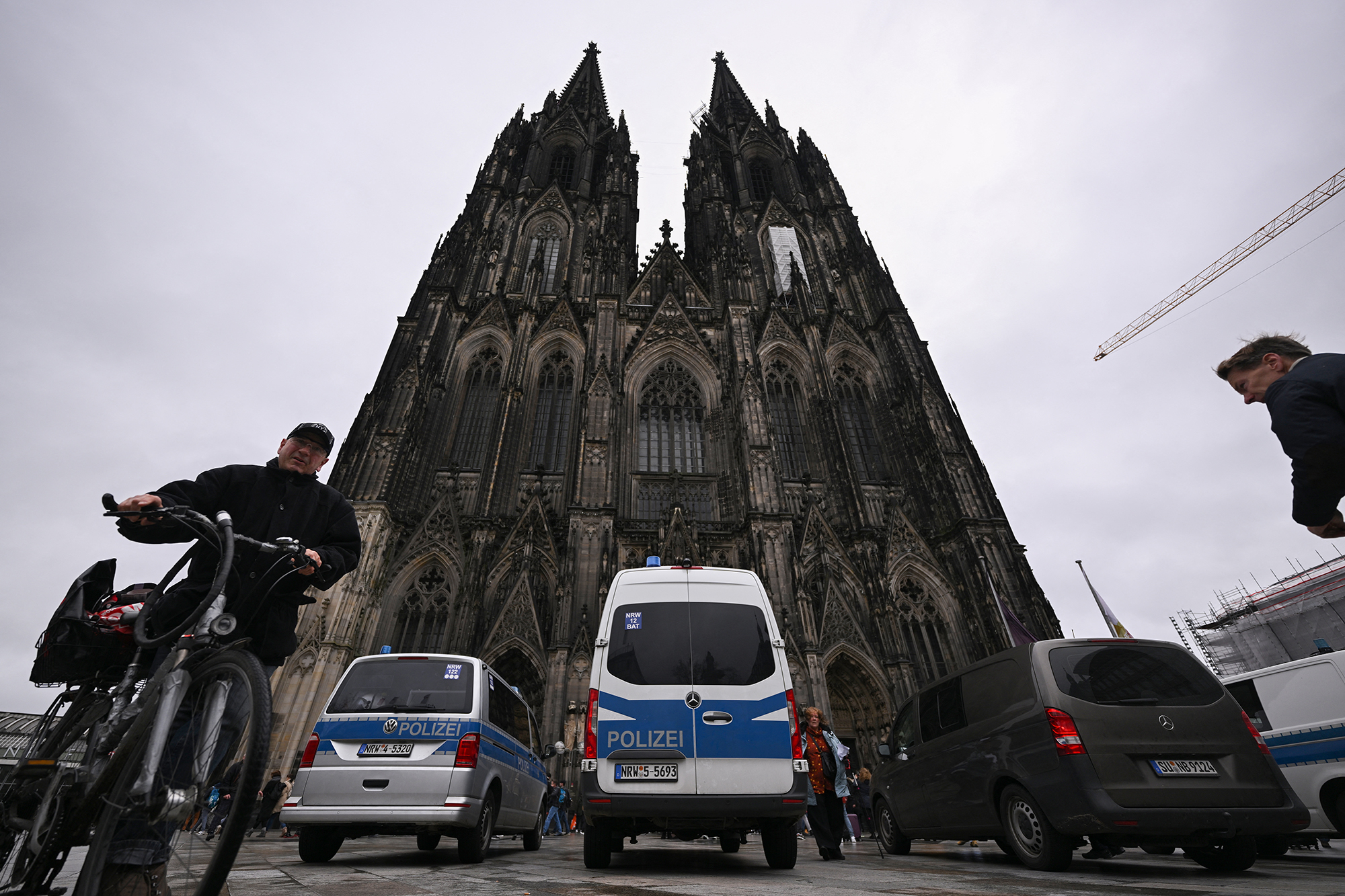 Polizei vor dem Kölner Dom am Sonntag (Bild: Ina Fassbender/AFP)
