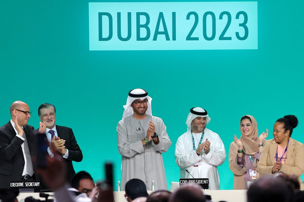 Der Präsident der COP28, Sultan Ahmed Al Jaber (Mi.), bei der Plenarsitzung während des Klimagipfels der Vereinten Nationen in Dubai (Bild: Giuseppe Cacace/AFP)