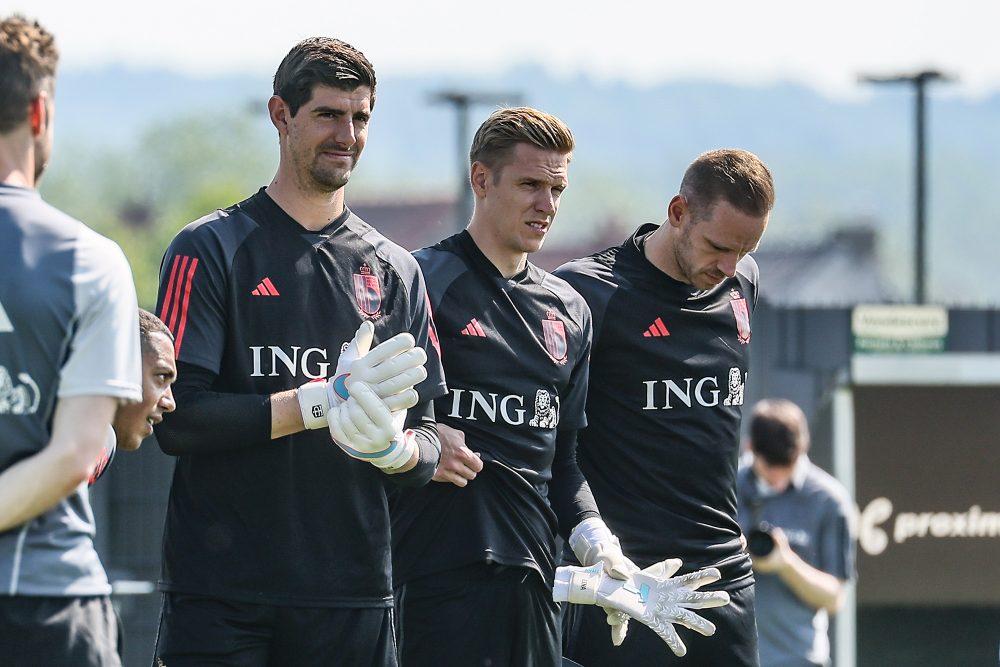 (vlnr.) Thibaut Courtois zusammen mit seinen Torhüter-Kollegen Thomas Kaminski und Matz Sels bei einer Trainingseinheit der Roten Teufel im Juni in Tubize (Bild: Bruno Fahy/Belga)