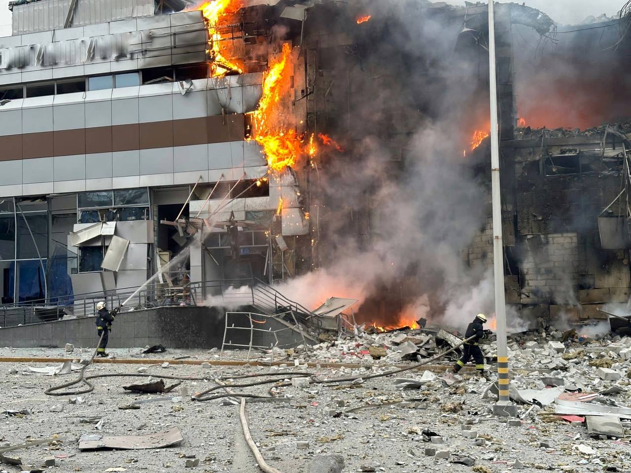 Brand nach einem russischen Angriff in Dnipro (Bild: Ukrainian Emergency Service/AFP)