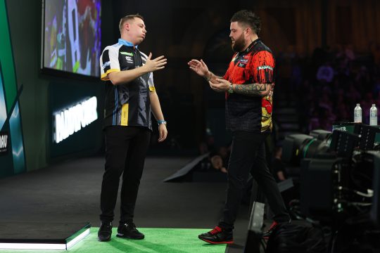 Chris Dobey wirft Weltmeister Michael Smith aus dem Turnier (Bild: PDC)