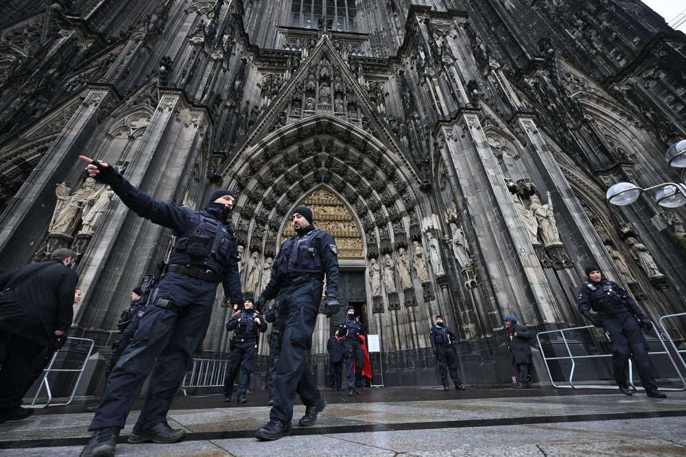 Polizisten vor dem Kölner Dom am Samstag (Bild: Ina Fassbender/AFP)