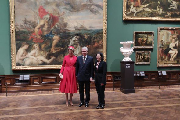 Königin Mathilde, König Philippe und Außenministerin Hadja Lahbib in der Gemäldegalerie Alte Meister (Bild: Manuel Zimmermann/BRF)