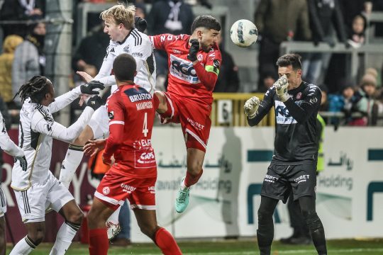 Per Kopf ins Glück: Tom Vandenberghe erzielt das 1:1 in der Nachspielzeit (Bild: Bruno Fahy/Belga)
