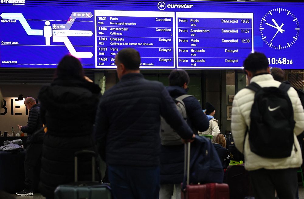 Zugreisende am Samstag am Bahnhof St. Pancras in London (Bild: Henry Nicholls/AFP)