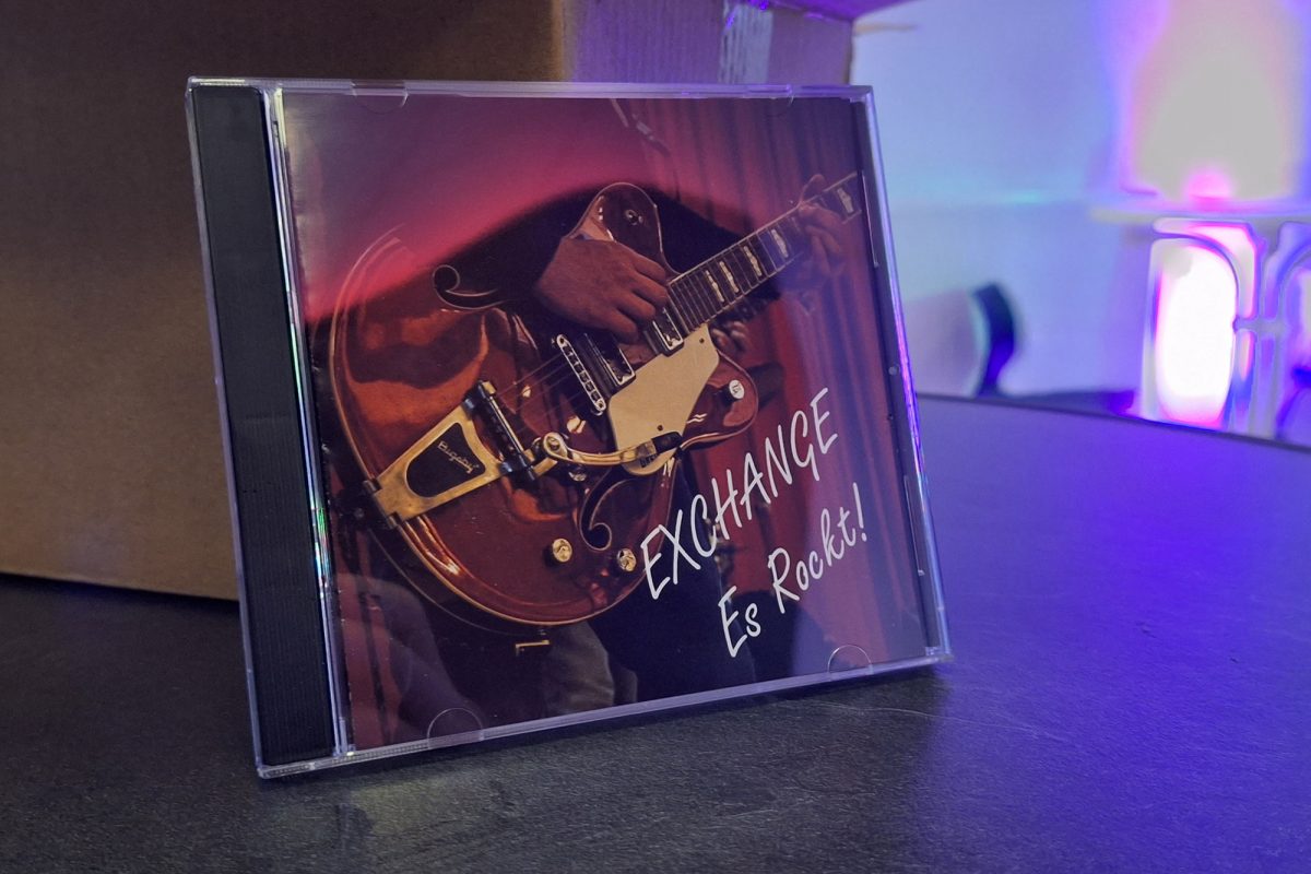 "Es Rockt!": Die neue CD der Musikband Exchange vom Jugendtreff Inside Eynatten (Bild: Dogan Malicki/BRF)