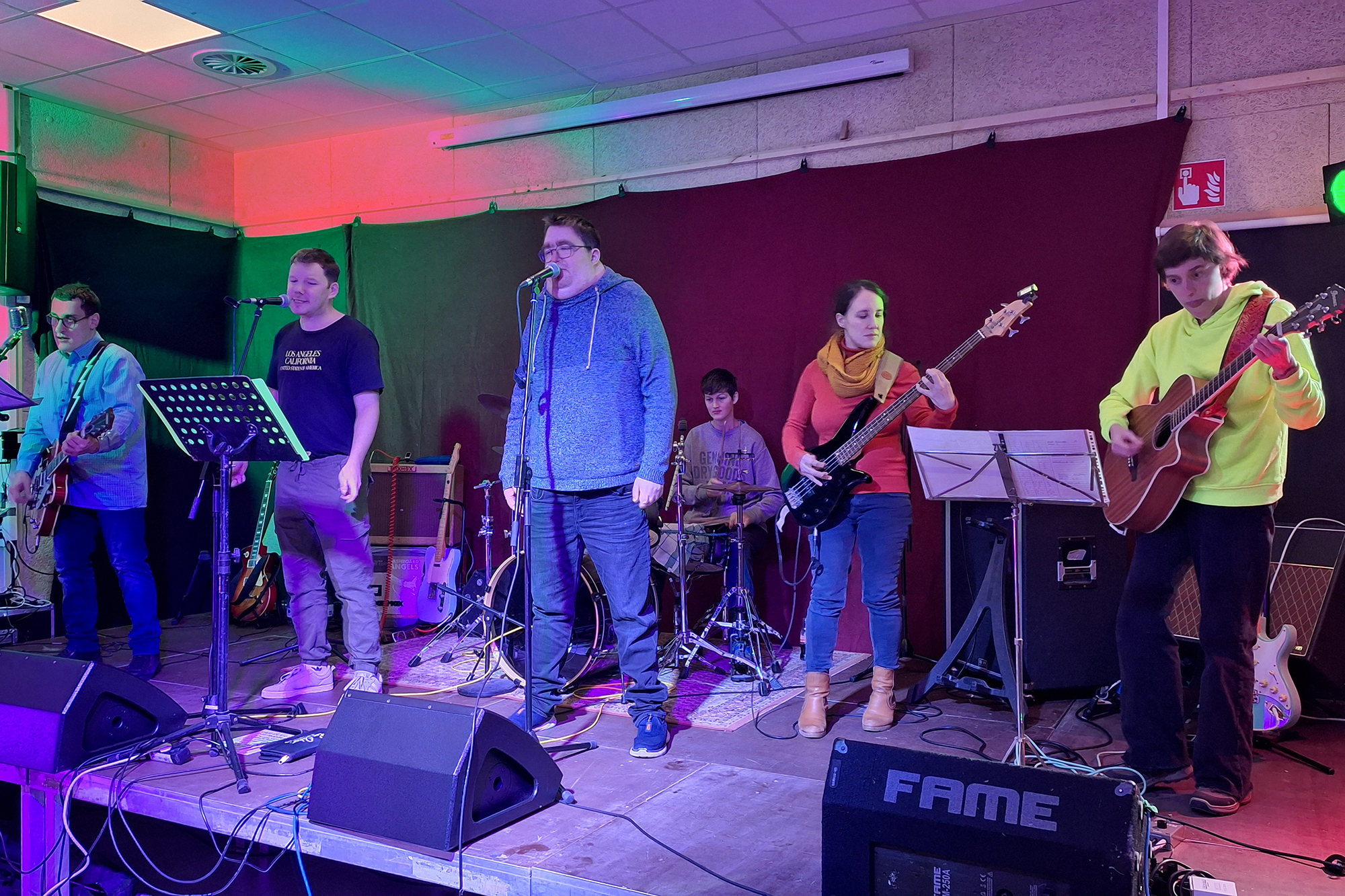 Musikband Exchange rockt das Eynattener Dorfhaus (Bild: Dogan Malicki/BRF)