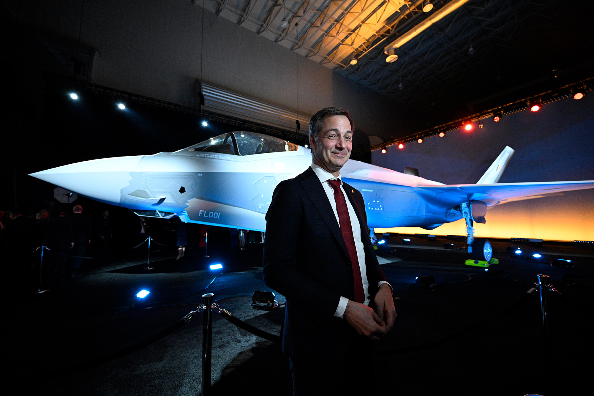 Premier De Croo vor dem F-35-Kampfflugzeug in Fort Worth (Bild: Jasper Jacobs/Belga)