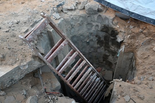 Eingang in einen Geheimtunnel der Hamas im Gazastreifen - das Foto ist entstanden bei einem durch das israelische Militär organisierten Rundgang (Bild: Ahikam Seri/AFP)