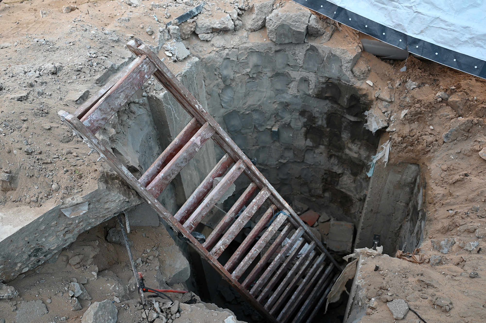 Eingang in einen Geheimtunnel der Hamas im Gazastreifen - das Foto ist entstanden bei einem durch das israelische Militär organisierten Rundgang (Bild: Ahikam Seri/AFP)