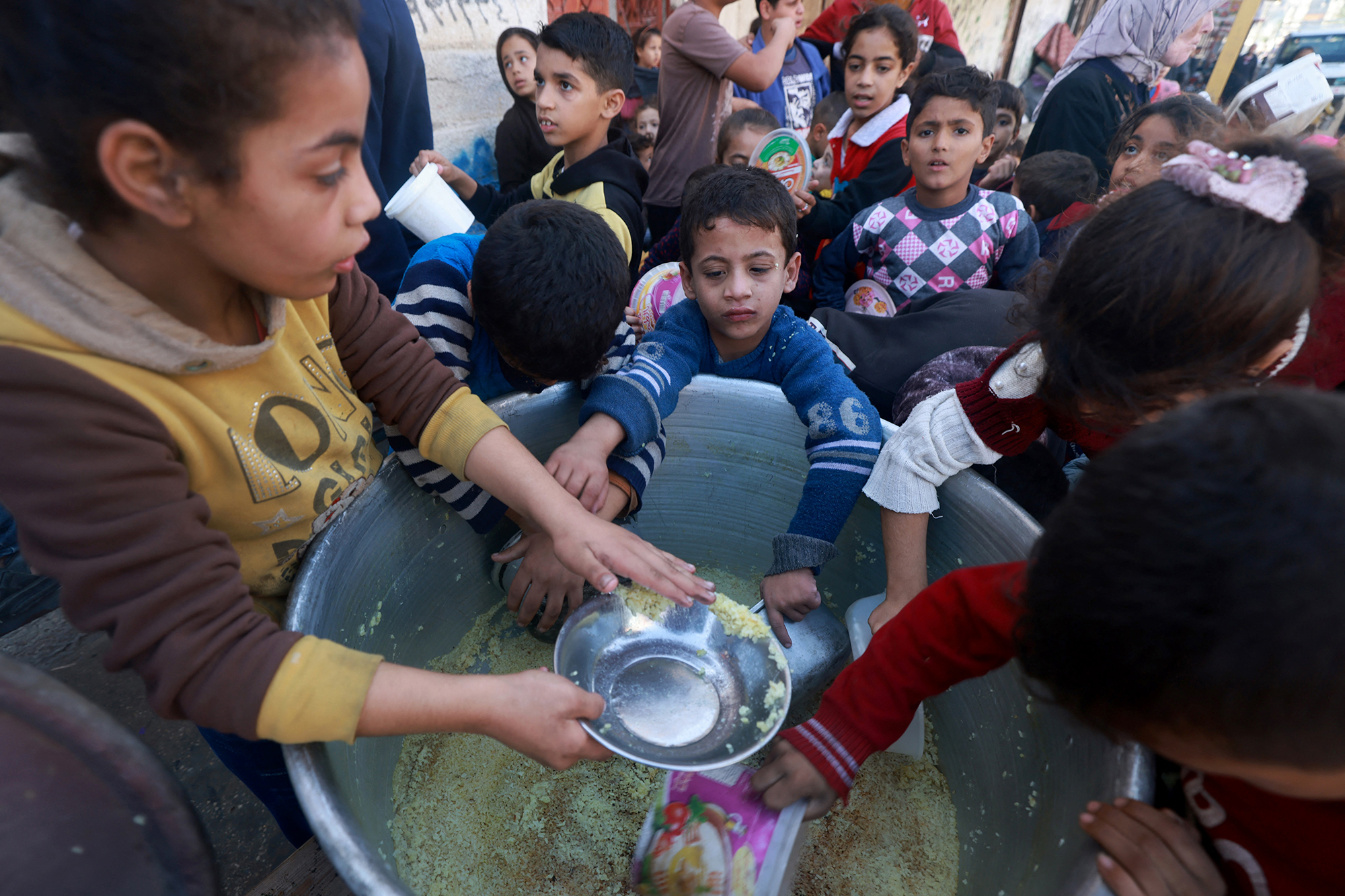 Palästinensische Kinder an einer Essensausgabe in der Stadt Rafah im südlichen Gazastreifen (Bild: Mohammed Abed/AFP)