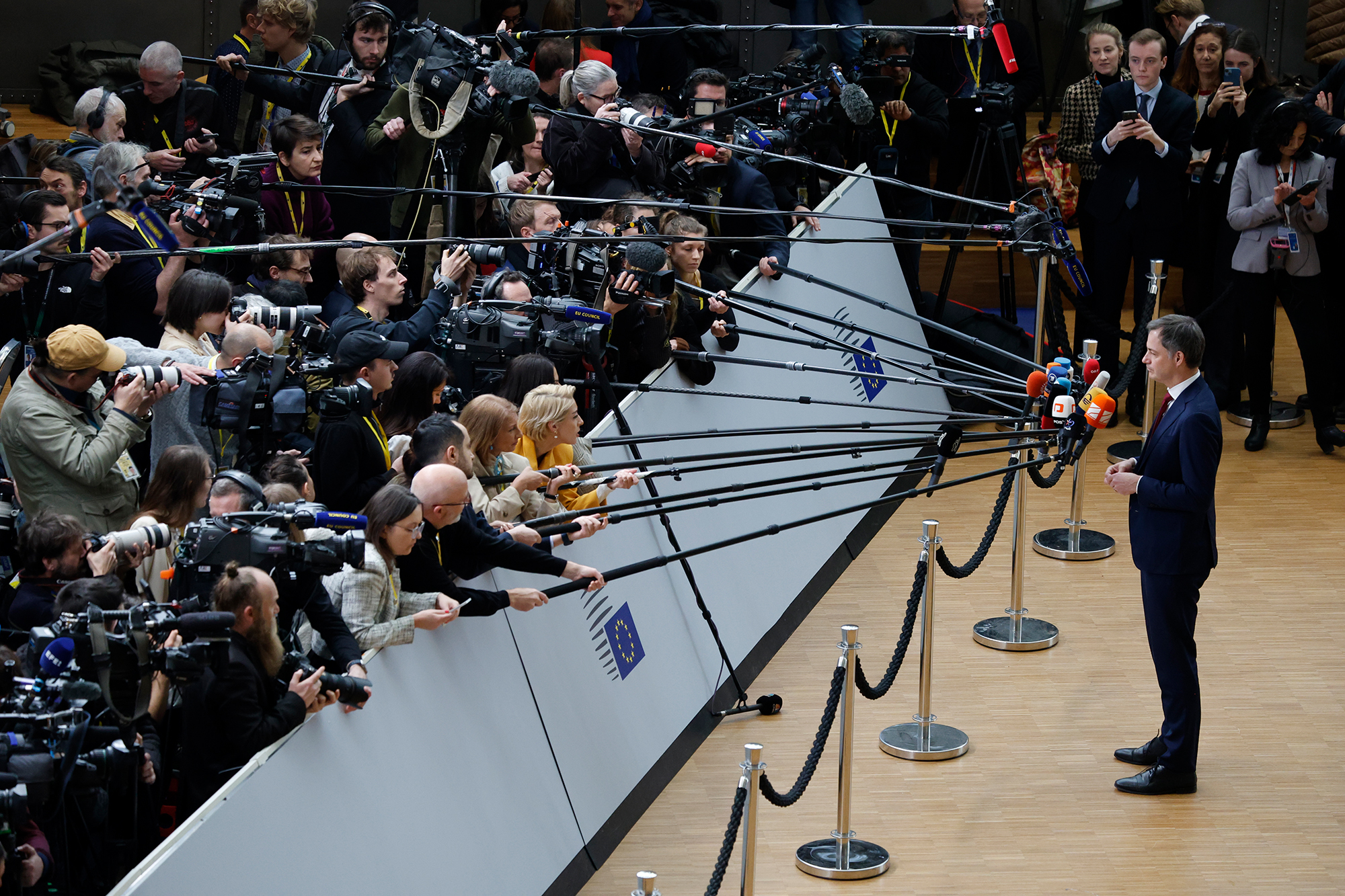 Premierminister Alexander De Croo bei einem Presse-Statement zu Beginn des EU-Gipfels (Bild: Nicolas Maeterlinck/Belga)