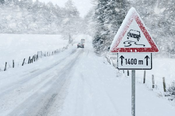 Warnschild: Glatte Straßen bei Eis oder Schnee