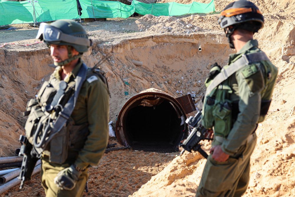 Israelische Soldaten vor einem Tunnel der Hamas (Bild: Jack Guez/AFP)