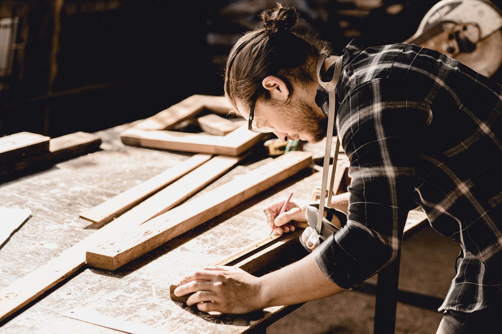 Schreiner in seiner Werkstatt