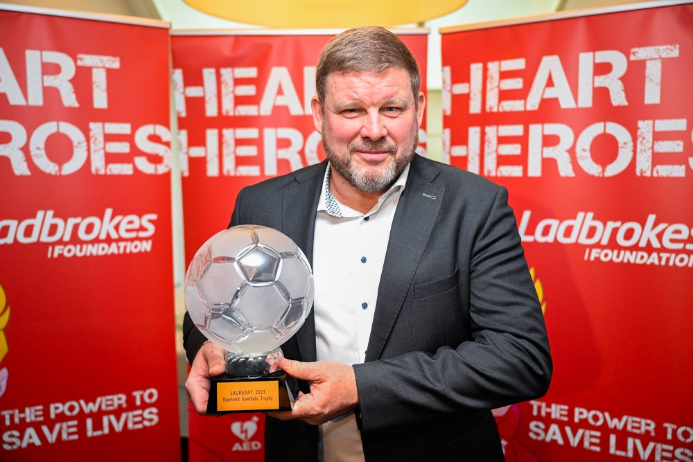 Hein Vanhaezebrouck mit der Trophäe (Bild: Laurie Dieffembacq/Belga)